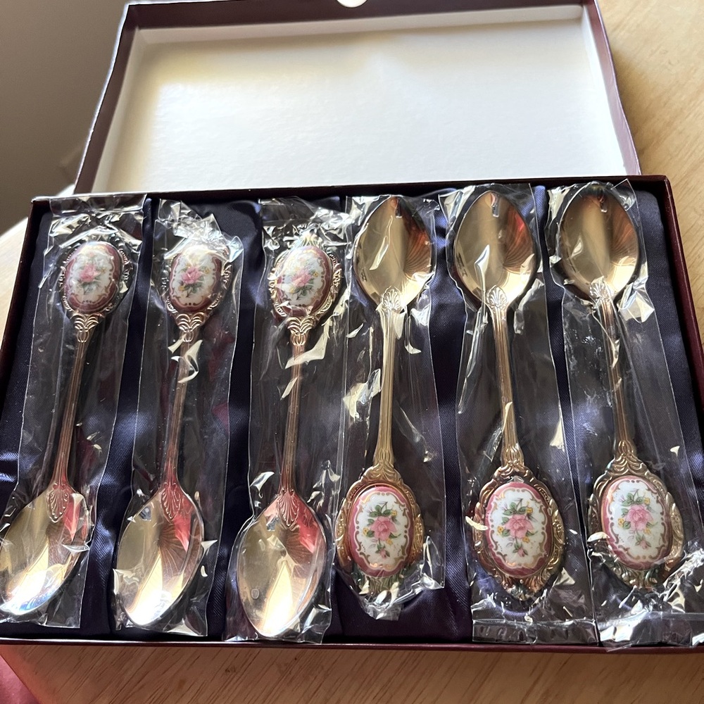 Vintage Boxed Set of 6 decorate tea spoons